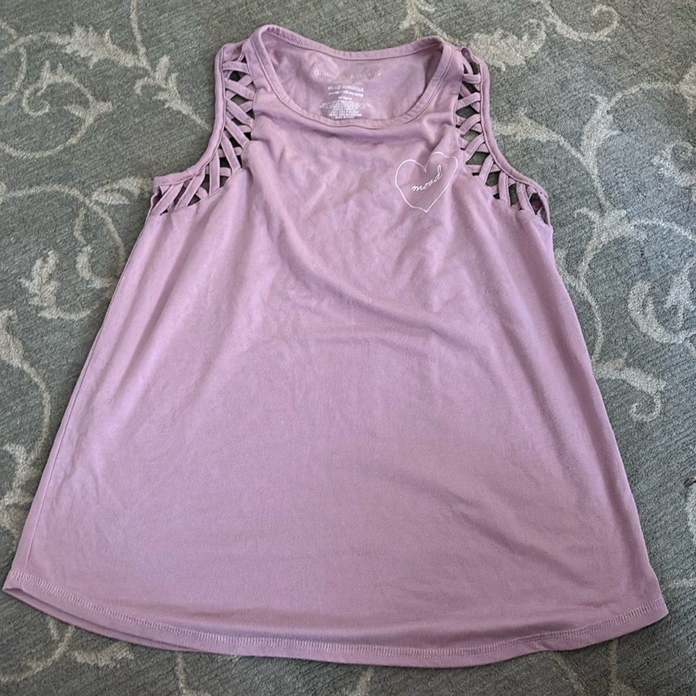 Adorable yoga blouse with sleeve details and heart detail. size M